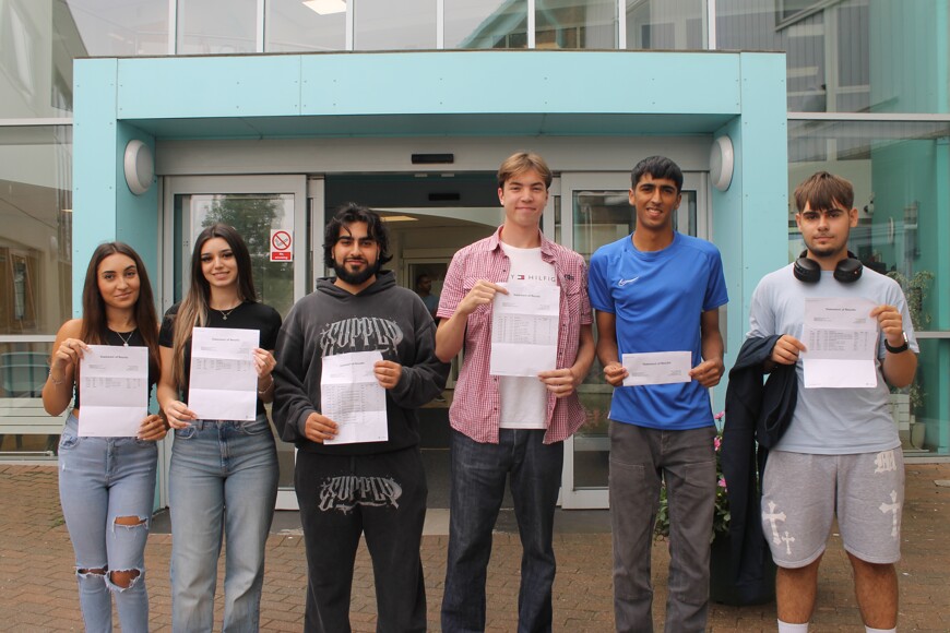 Group shot mixed students