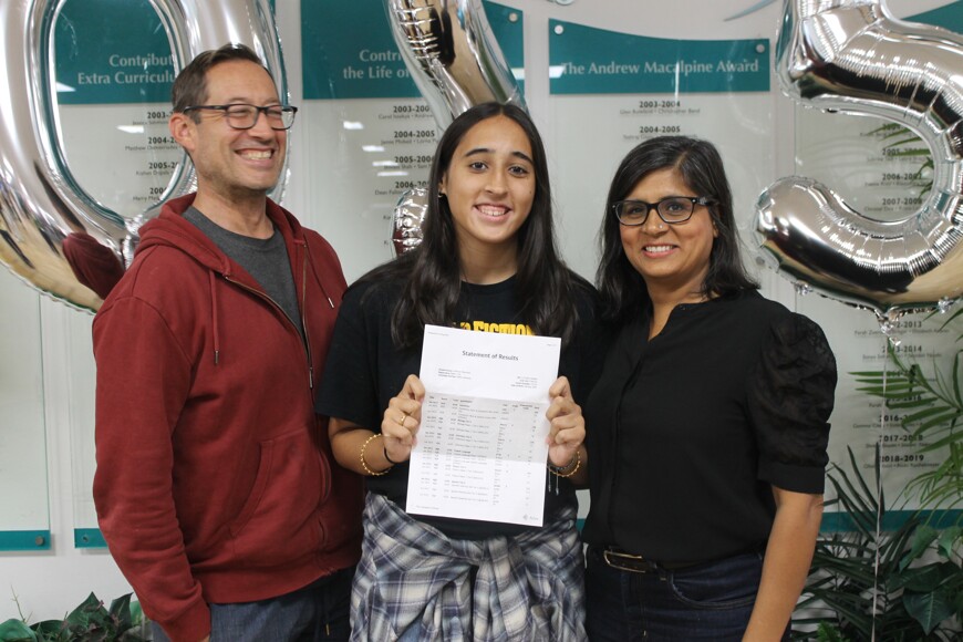 Muna Defoite and parents